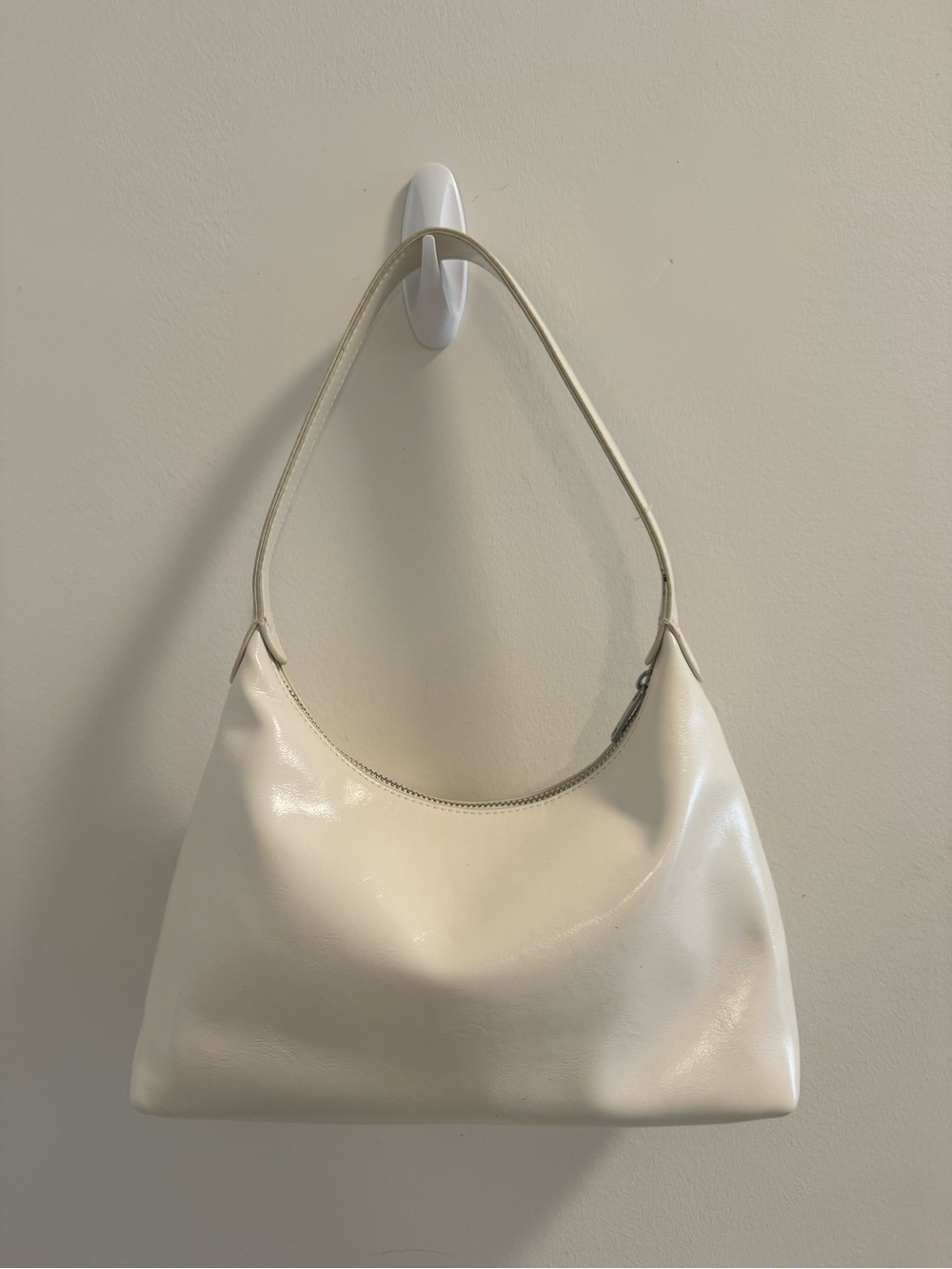 Stand Oil White Leather Shoulder Bag with Curved Hobo Silhouette - Picture 2 of 3